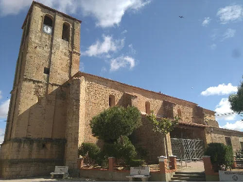 Steinkirche mit Turm in Aldeanueva de Figueroa.