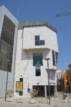 Edificio moderno con ventanas variadas en Benicasim.