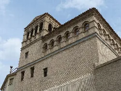 Vista del monasterio con torre y fachada de piedra en Tauste.