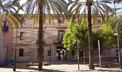 Gebäude von Casa Vivanco mit Palmen und Bäumen davor.