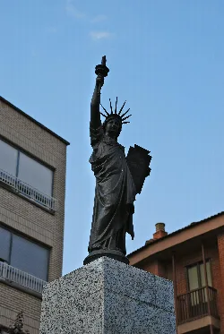 Freiheitsstatue in Cenicero mit Krone und erhobener Fackel.