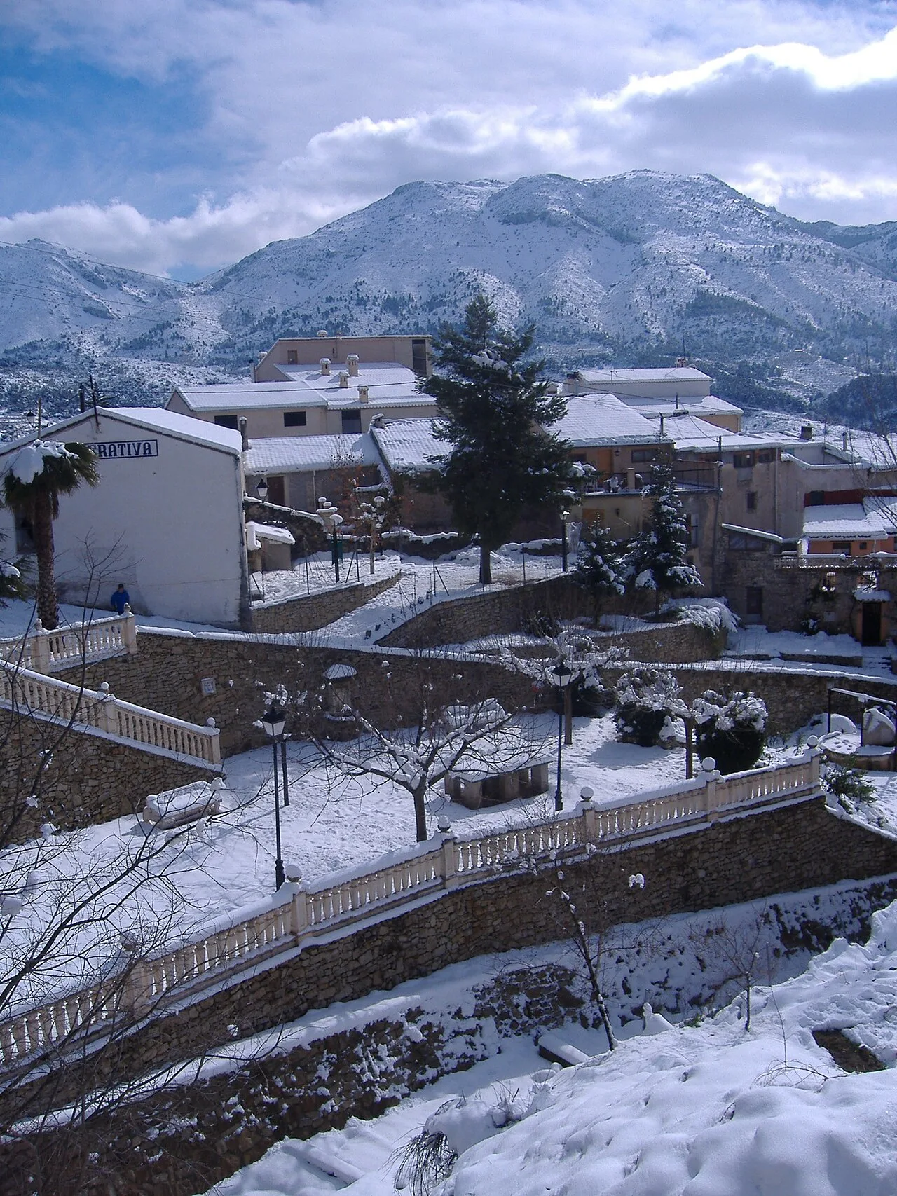 Vista de el pueblo de Benimasot (Alicante) nevado.