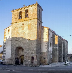 Iglesia de San Nicolás de Bari en Masueco con torre de piedra y fachada antigua.