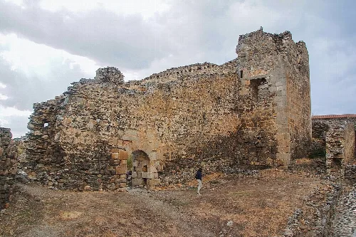 Ruinas de un castillo de piedra con una torre en Salamanca.