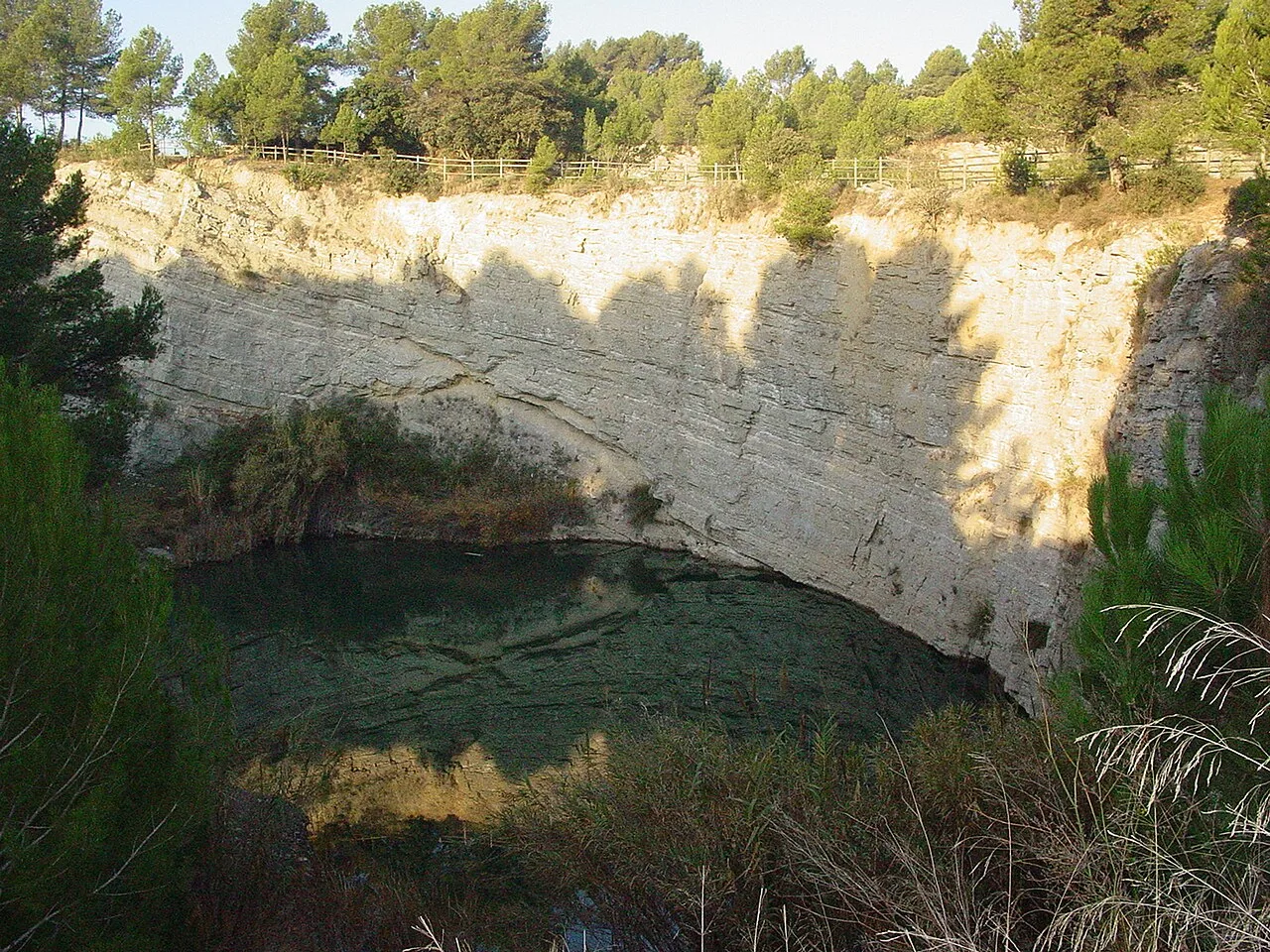 Lagune umgeben von Vegetation und Klippen in Vilobí del Penedès.