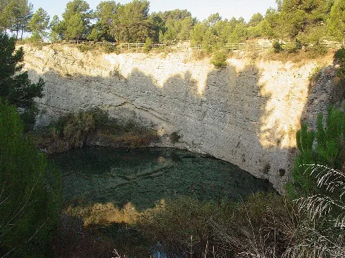 Lagune umgeben von Vegetation und Klippen in Vilobí del Penedès.