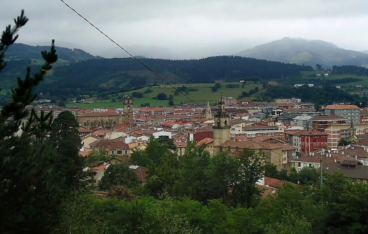 Blick auf Durango mit Kirchen und Bergen im Hintergrund.