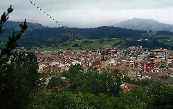 Blick auf Durango mit Kirchen und Bergen im Hintergrund.