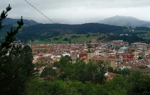 Vista de Durango con iglesias y montañas en el fondo.