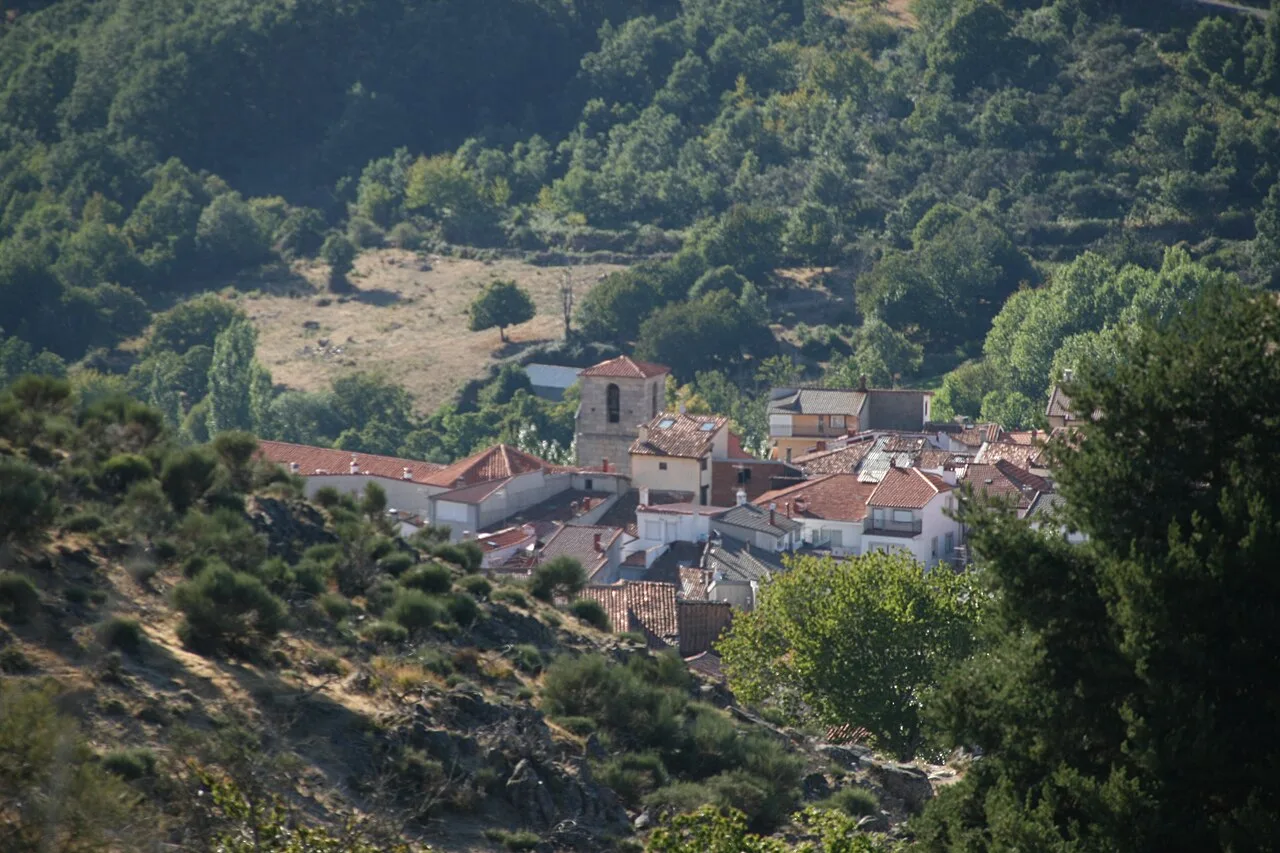 View of La Garganta with houses and vegetation in a mountainous setting.