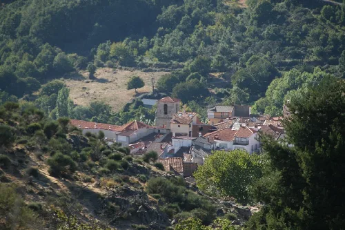Blick auf La Garganta mit Häusern und Vegetation in einer bergigen Umgebung.
