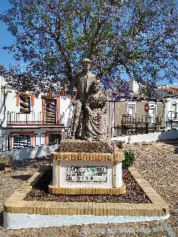 Skulptur eines Mannes und einer Frau auf einem Denkmal auf einem Platz.