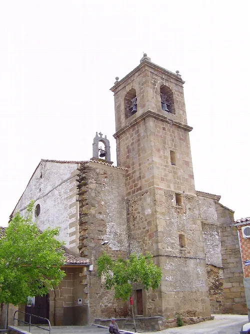 Steinernes Kirchengebäude mit Glockentürmen in Villa del Campo, Cáceres.
