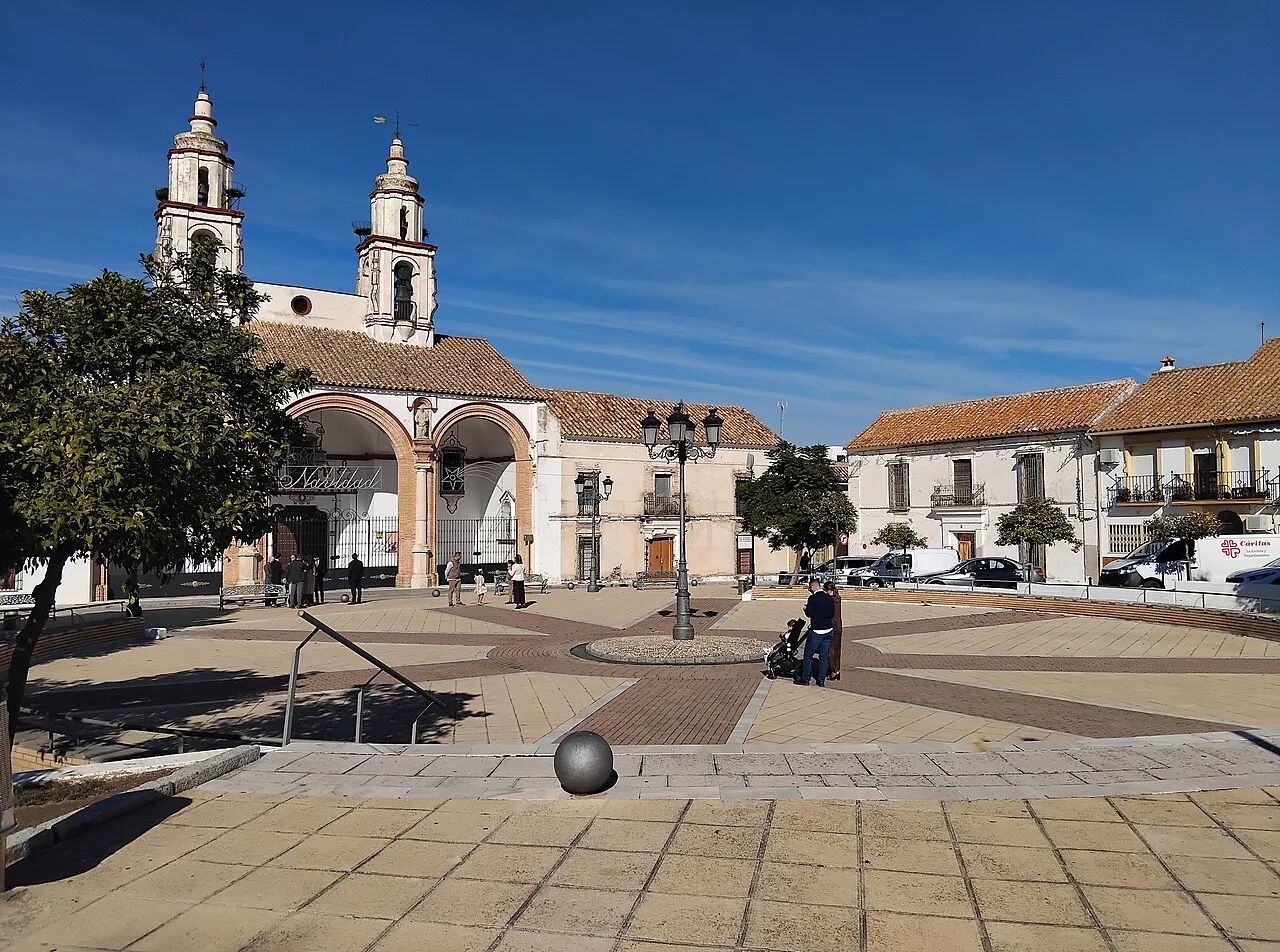 Plaza con iglesia y torre en La Carlota, Córdoba, España.