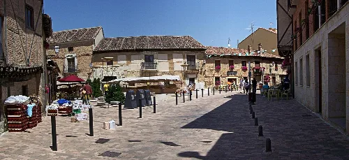 Square with stalls and terraces in Saldaña, Palencia.