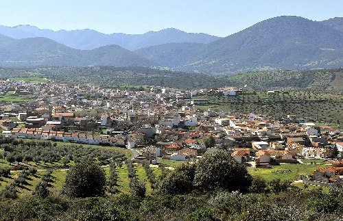 Panoramablick auf das Dorf und die Berge im Hintergrund.