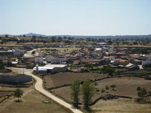 Rural landscape with houses, roads, and trees in La Peña, Salamanca.