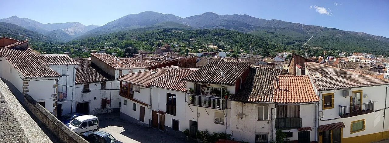 Panorámica de casas blancas y montañas en Hervás.