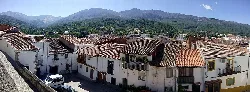 Panorámica de casas blancas y montañas en Hervás.