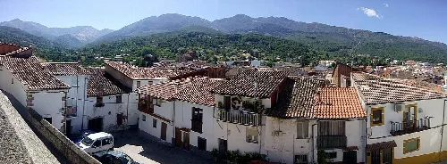 Panoramablick auf weiße Häuser und Berge in Hervás.