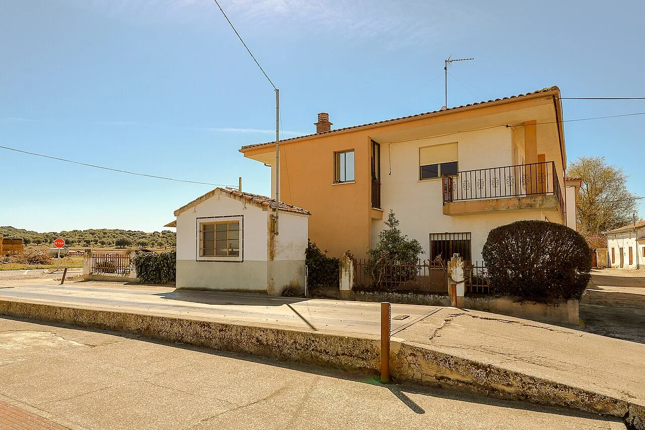House in Galisancho with clear sky and vegetation.