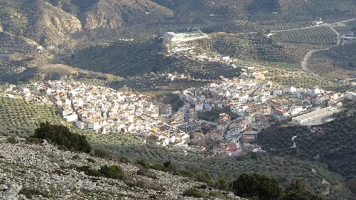 Luftaufnahme von Bélmez de la Moraleda mit weißen Häusern und Bergen.