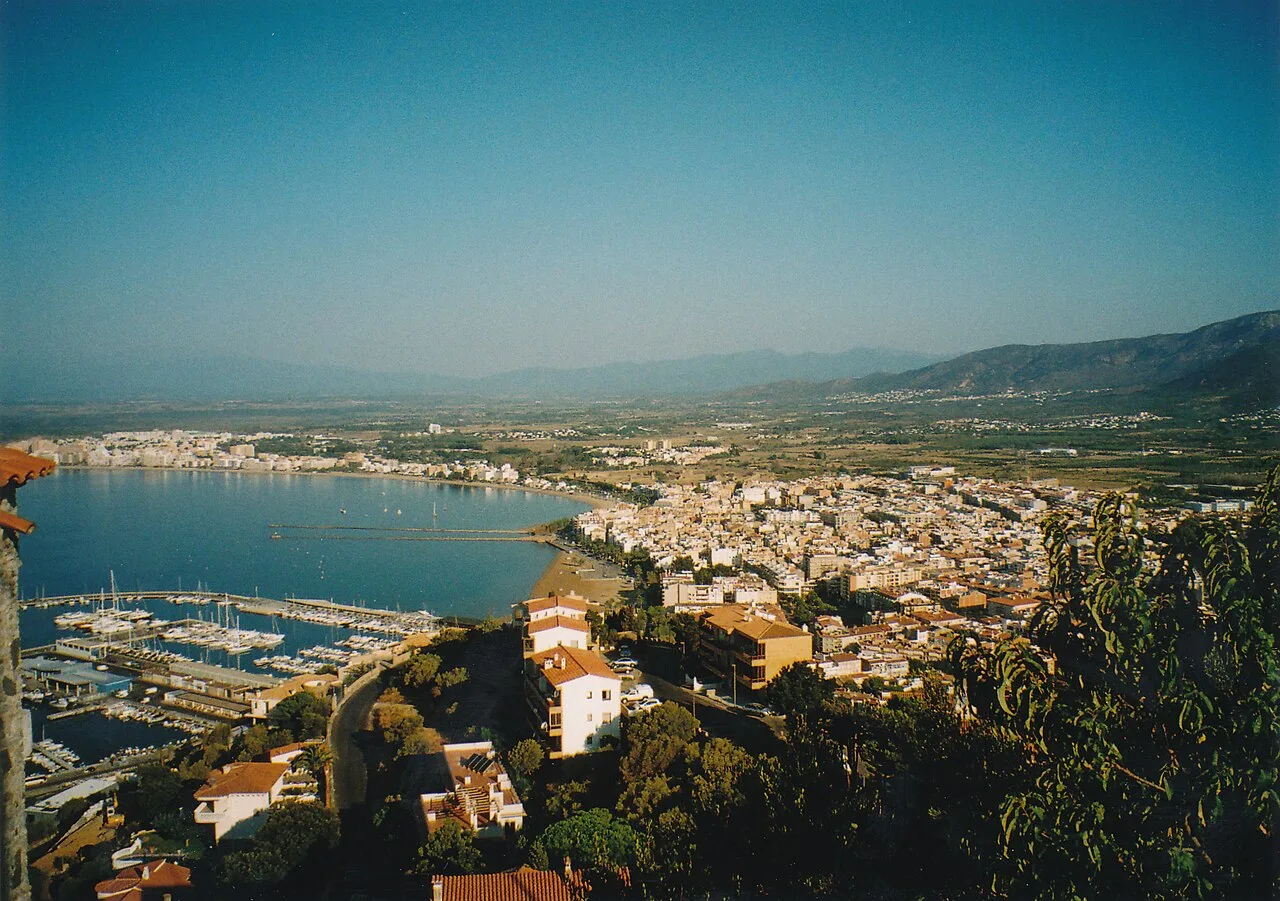Panoramic view of Roses with the sports harbor and city.