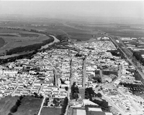 Luftaufnahme von Posadas mit Straßen und Fluss im Bild.