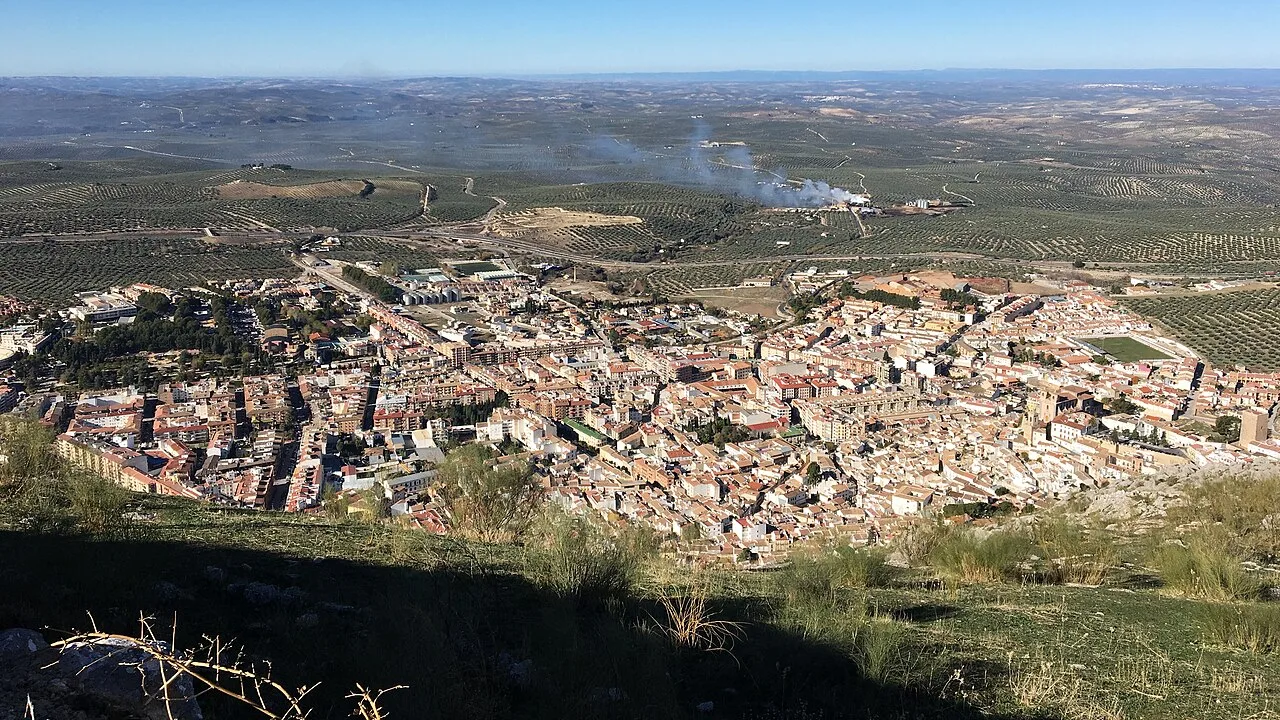 Luftaufnahme von Martos von der Peña mit sichtbaren Straßen und Gebäuden.