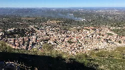 Vista aérea de Martos desde la peña con calles y edificios visibles.