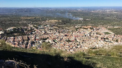 Luftaufnahme von Martos von der Peña mit sichtbaren Straßen und Gebäuden.