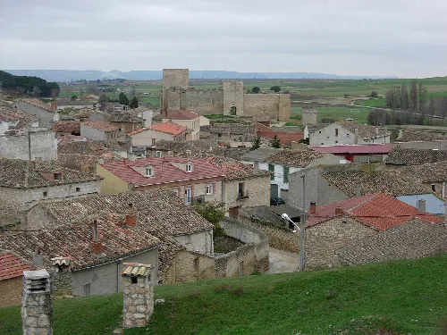 Vista de casas y un castillo en Trigueros del Valle.