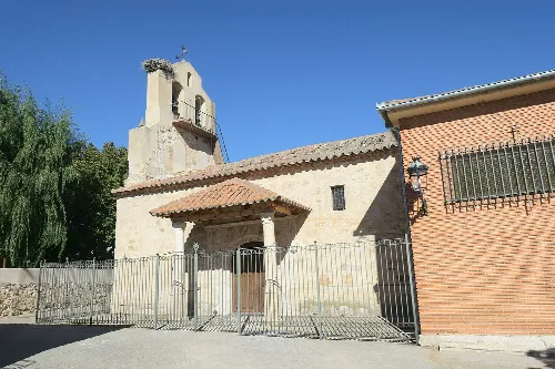 Kirche mit Glockenturm und einfacher Eingang in Roales del Pan.