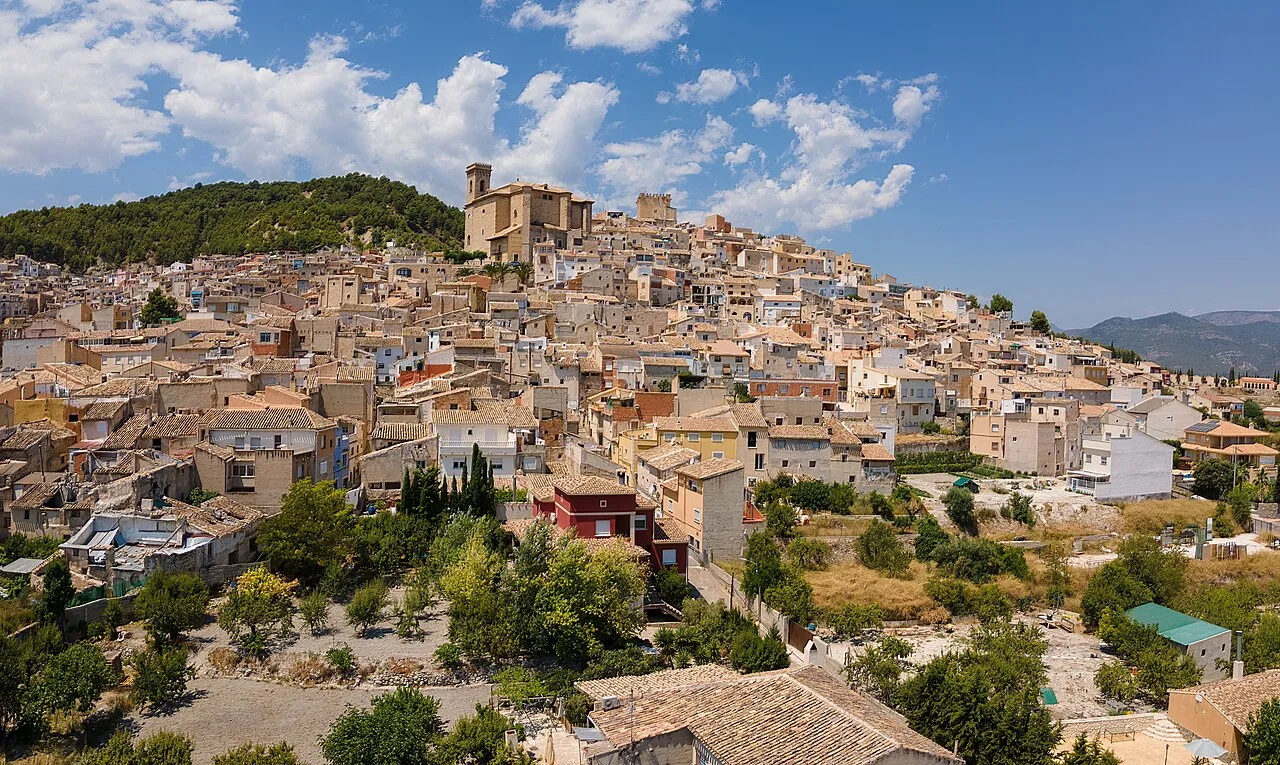 Houses on a hill with a castle at the top in Moratalla.