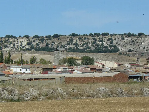 Vista de casas y una torre en Piña de Esgueva, Valladolid.