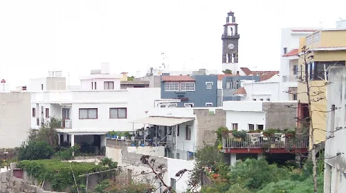 Casas blancas y un río en Buenavista del Norte, Tenerife.