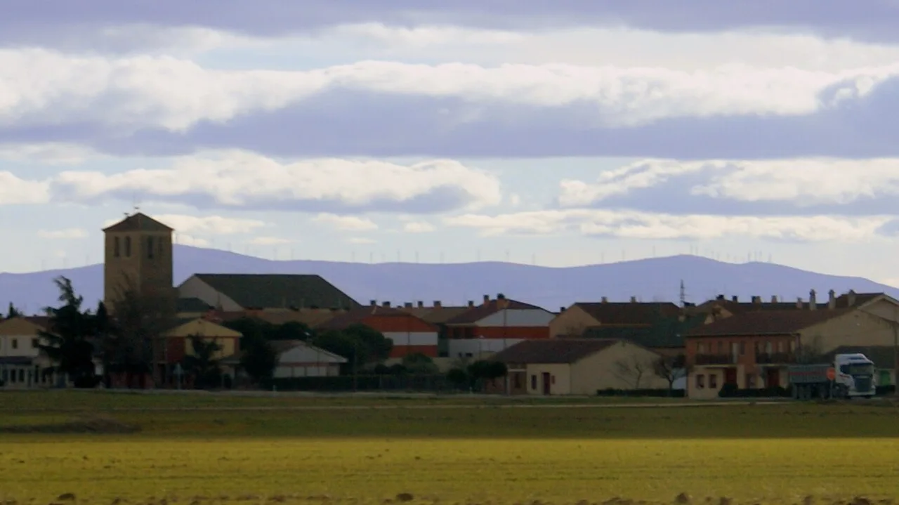 Vista panorámica de Garcillán con casas y una iglesia en el fondo.
