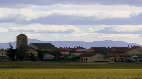 Panoramablick auf Garcillán mit Häusern und einer Kirche im Hintergrund.