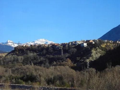Vista general del núcleo de Laspuña, en la comarca de Sobrarbe, como mirador sobre el Valle del Cinca.