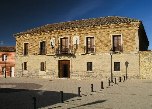 Edificio de piedra con ventanas y balcones en Palazuelo de Vedija.