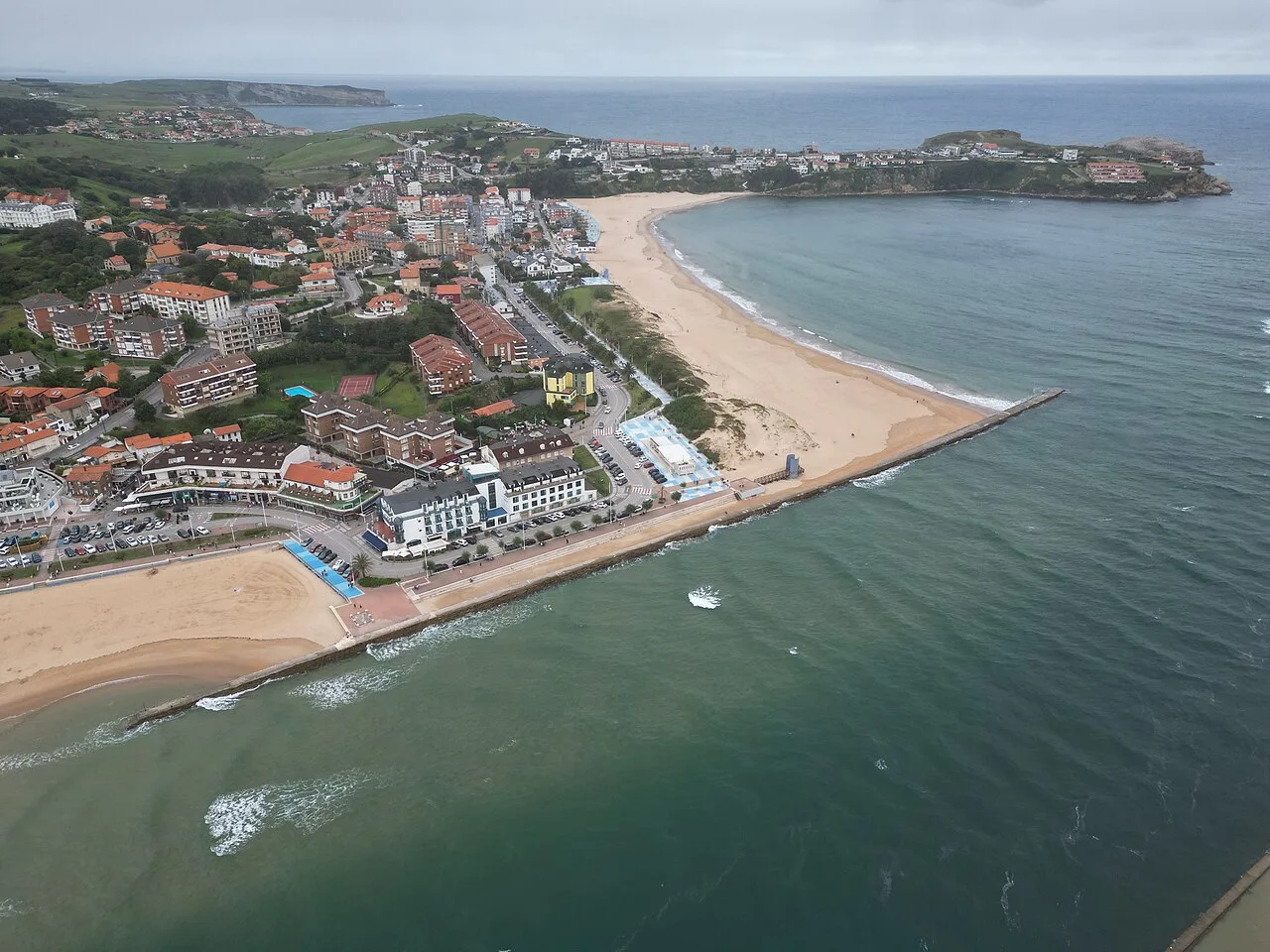 Luftaufnahme des Strandes und Hafens in Suances, Kantabrien.