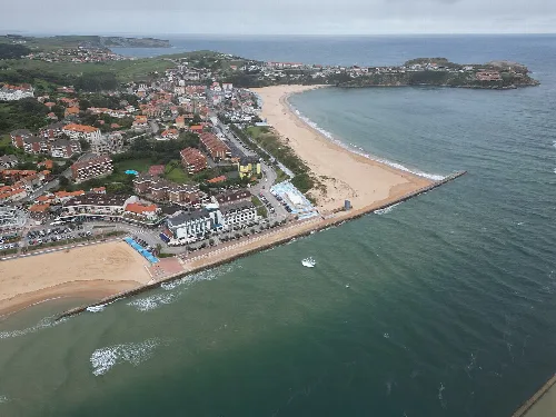 Vista aérea de la playa y puerto en Suances, Cantabria.