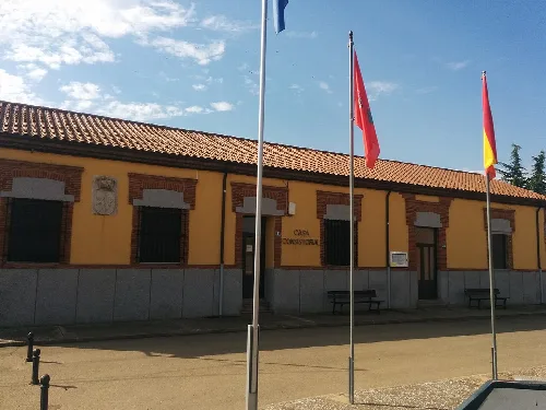 Rathausgebäude mit Flaggen auf dem Platz von San Pedro Bercianos.