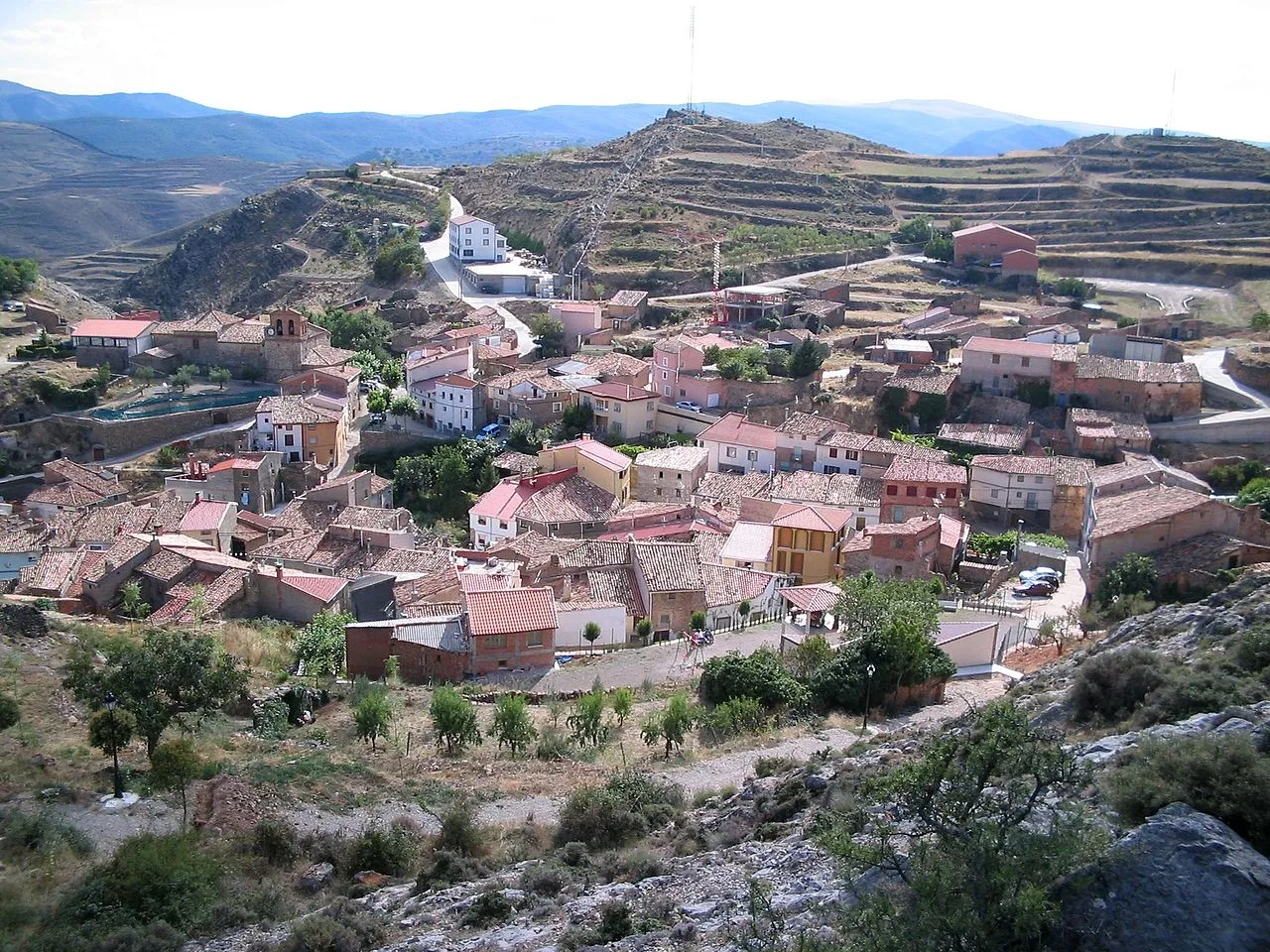 Vista panorámica de Muro de Aguas con casas y terrazas en las colinas.