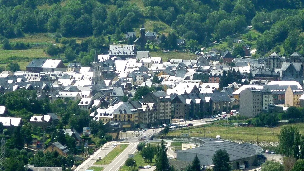 View of Vielha from Vilac with buildings and mountains in the background.