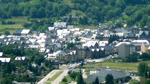 Blick auf Vielha von Vilac mit Gebäuden und Bergen im Hintergrund.