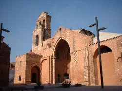 Backstein-Kirchenportal mit Turm und Bögen in Niebla.