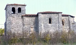 Iglesia de San Juan Bautista con torre y muros de piedra en Castrillo del Val.