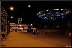 Plaza con ayuntamiento, árbol de Navidad y luces azules en Cabanillas del Campo.