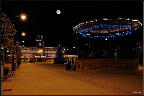 Platz mit Rathaus, Weihnachtsbaum und blauen Lichtern in Cabanillas del Campo.